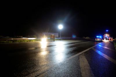 Mann wird auf der A81 bei Mundelsheim von Audi ueberfahren und toedlich verletzt